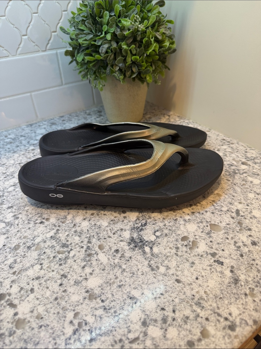 Oofos Oolala Luxe Sandal Black Gold Recovery Thong Flip Flops Slipper Women 11